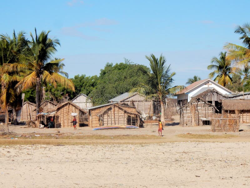 Madagaskar-Fischerdorf, Morondava, mit Häusern, Kirche und Palmen stockfotos Madagaskar-Fischerdorf, Morondava, mit Häusern, Kirche und Palmen stockfotos
