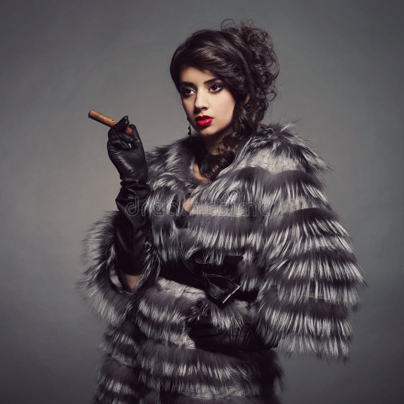 Madame dans le manteau de fourrure luxueux images stock Madame dans le manteau de fourrure luxueux images stock