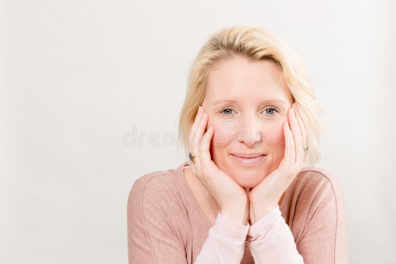 Madame de sourire avec Chin Resting sur l'espace de copie de mains photographie stock libre de droits Madame de sourire avec Chin Resting sur l'espace de copie de mains photographie stock libre de droits