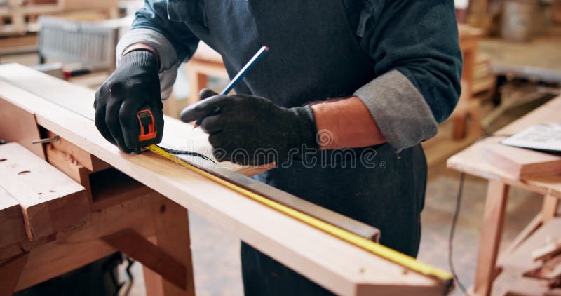 Madeira de oficina e carpinteiro masculino para construção e obras de madeira com medição. equipamento de madeira e