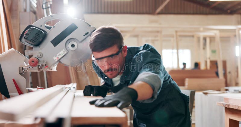 Madeira de oficina e carpinteiro masculino para construção e obras de madeira com medição. equipamento de serra e