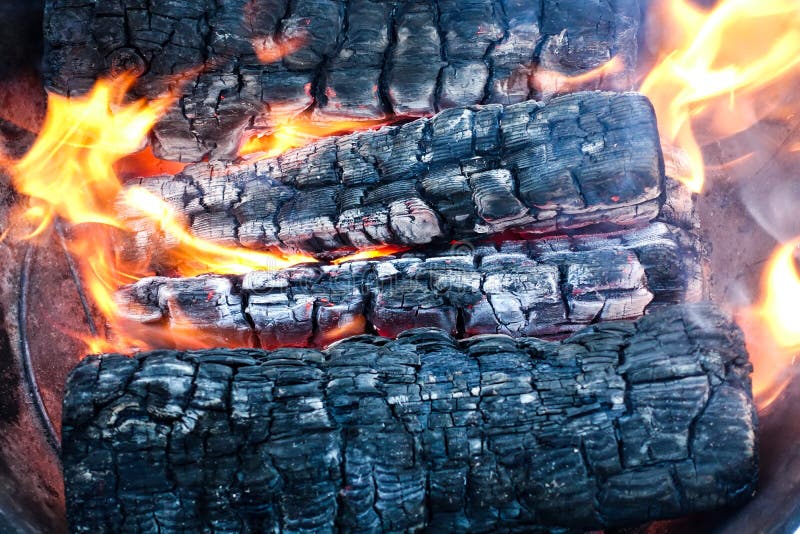 Madera ardiendo en una caja de fuegos La leña da vuelta al carbón foto de archivo libre de regalías Madera ardiendo en una caja de fuegos La leña da vuelta al carbón foto de archivo libre de regalías