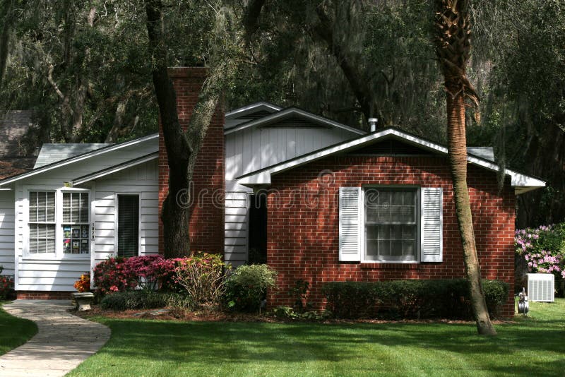 Nueva Cabaña Del Ladrillo Con El Garage En El Día Asoleado. Foto de