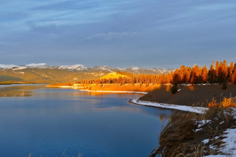 Madison River, Hebgen-Meer, Montana stock foto Madison River, Hebgen-Meer, Montana stock foto