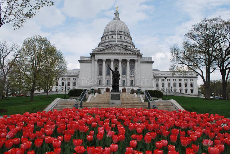 Capitol building v Madison, Wisconsin s květinovou zahradou v popředí.