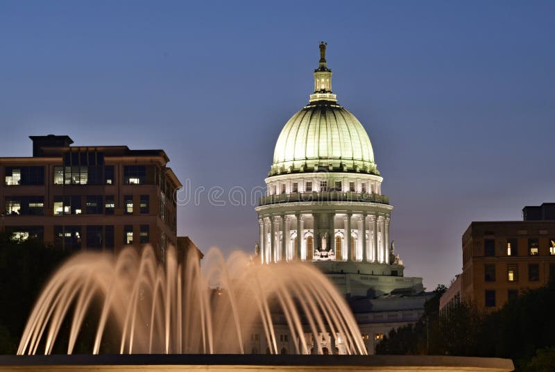 Madison, Wisconsin, U.S.A. Scena di notte con costruzione capitale e la fontana illuminata nella priorità alta immagine stock Madison, Wisconsin, U.S.A. Scena di notte con costruzione capitale e la fontana illuminata nella priorità alta immagine stock