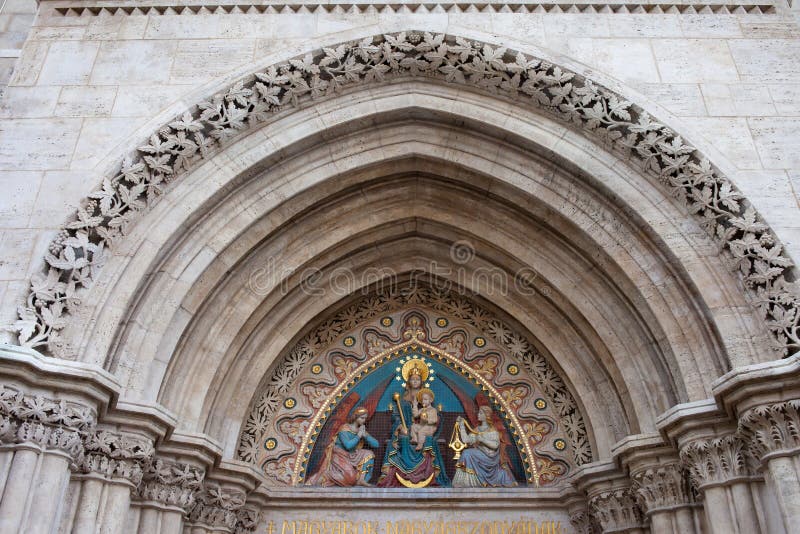 Madonna con il bambino sul Tympanum della chiesa di Matthias immagine stock Madonna con il bambino sul Tympanum della chiesa di Matthias immagine stock