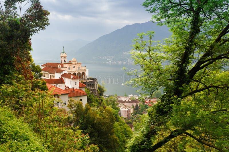 Madonna del Sasso Church directamente sobre el lago Maggiore y la c fotografía de archivo libre de regalías Madonna del Sasso Church directamente sobre el lago Maggiore y la c fotografía de archivo libre de regalías