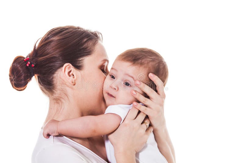 Madre adorabile e bambino isolati su bianco immagini stock Madre adorabile e bambino isolati su bianco immagini stock