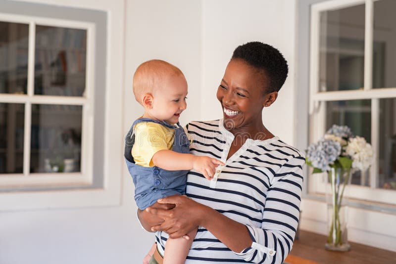 Madre africana che tiene bambino adottato fotografia stock libera da diritti Madre africana che tiene bambino adottato fotografia stock libera da diritti