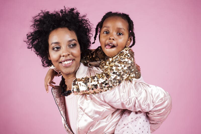 Madre afroamericana bonita joven con la pequeña hija linda h imagenes de archivo Madre afroamericana bonita joven con la pequeña hija linda h imagenes de archivo
