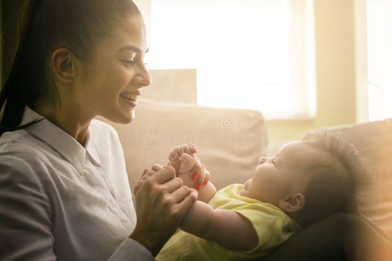 Madre alegre que juega con su niña foto de archivo Madre alegre que juega con su niña foto de archivo