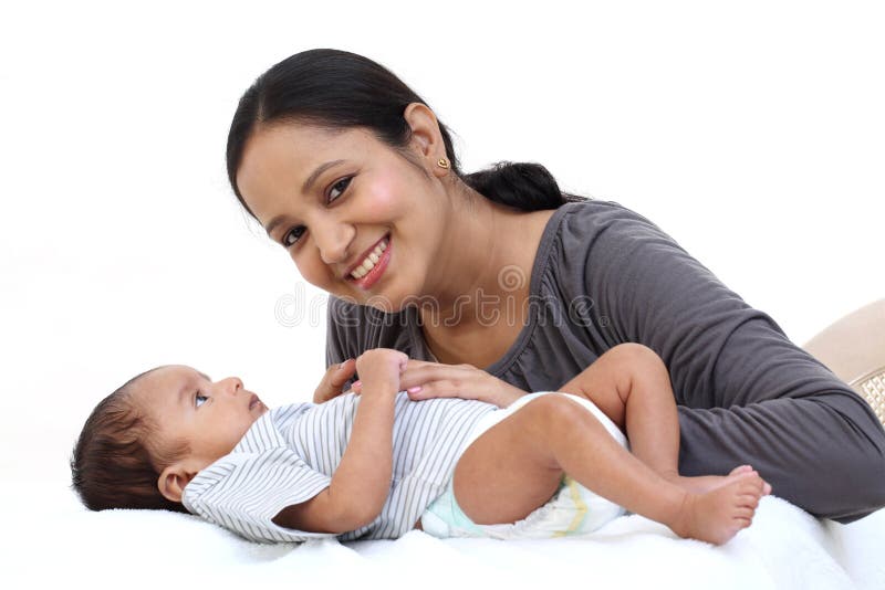 Madre allegra che gioca con neonato fotografie stock Madre allegra che gioca con neonato fotografie stock