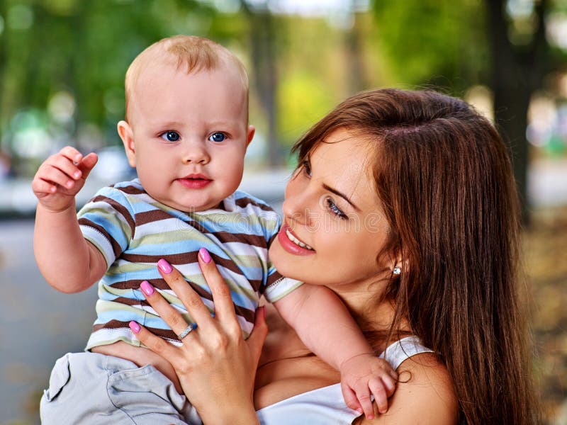 Inicio De Relación Amorosa Madre E Hijo Madre Amorosa Felice Ed Il Suo Bambino All'aperto Con L'orso Teady