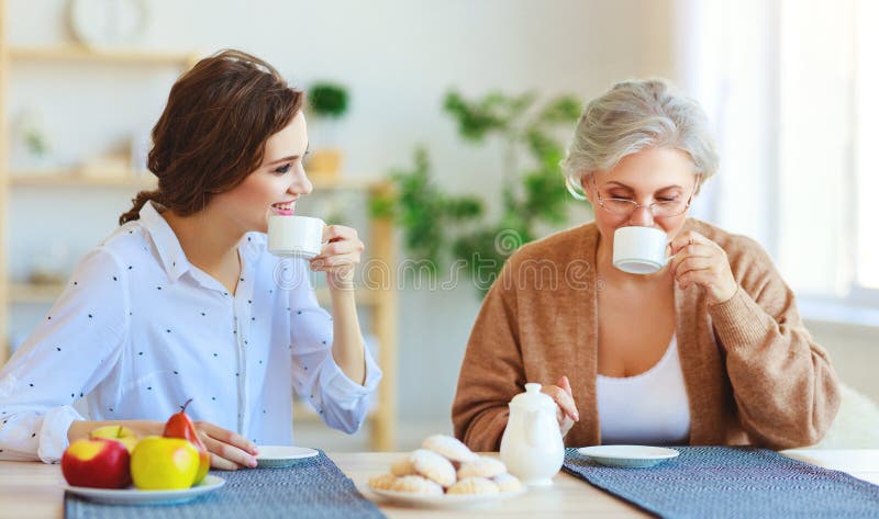 Madre anziana delle generazioni felici della famiglia due e figlia adulta fotografia stock Madre anziana delle generazioni felici della famiglia due e figlia adulta fotografia stock