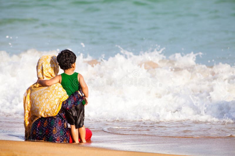 Madre araba e figlio che abbracciano al mare fotografie stock libere da diritti Madre araba e figlio che abbracciano al mare fotografie stock libere da diritti