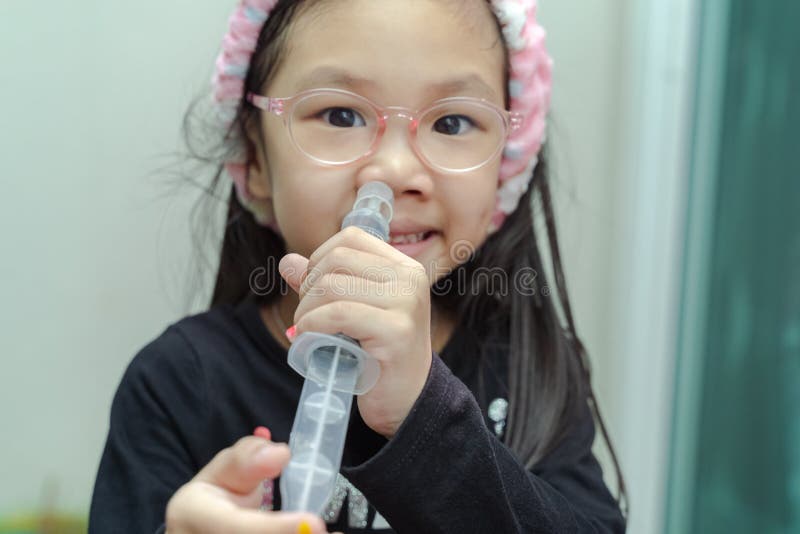 Lavado Nasal. Estudiante Asiática Chica Enjuagando La Nariz Con Jeringa Y  Solución Salina En El Baño, Sinus Tratamiento Y Concepto De Atención  Médica. Fotos, retratos, imágenes y fotografía de archivo libres de