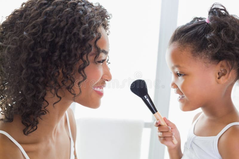 Madre bonita que enseña a su hija sobre maquillaje foto de archivo libre de regalías Madre bonita que enseña a su hija sobre maquillaje foto de archivo libre de regalías