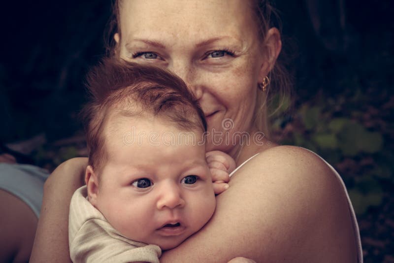 Madre che abbraccia francamente il suo neonato Immagine concettuale che simbolizza cura ed amore del bambino fotografia stock libera da diritti Madre che abbraccia francamente il suo neonato Immagine concettuale che simbolizza cura ed amore del bambino fotografia stock libera da diritti