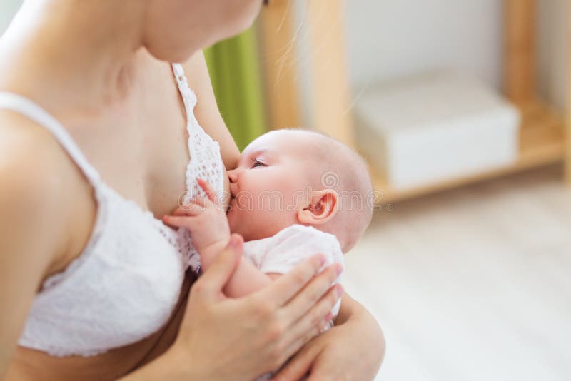 Madre che allatta il suo ragazzino Bambino di professione d'infermiera e di alimentazione della mamma fotografie stock libere da diritti Madre che allatta il suo ragazzino Bambino di professione d'infermiera e di alimentazione della mamma fotografie stock libere da diritti