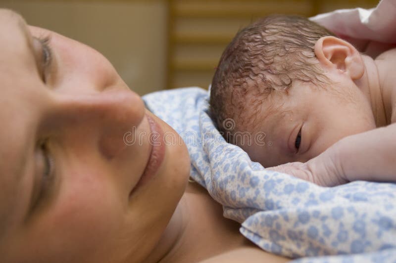 Madre che dipende dal suo bambino fotografie stock libere da diritti Madre che dipende dal suo bambino fotografie stock libere da diritti