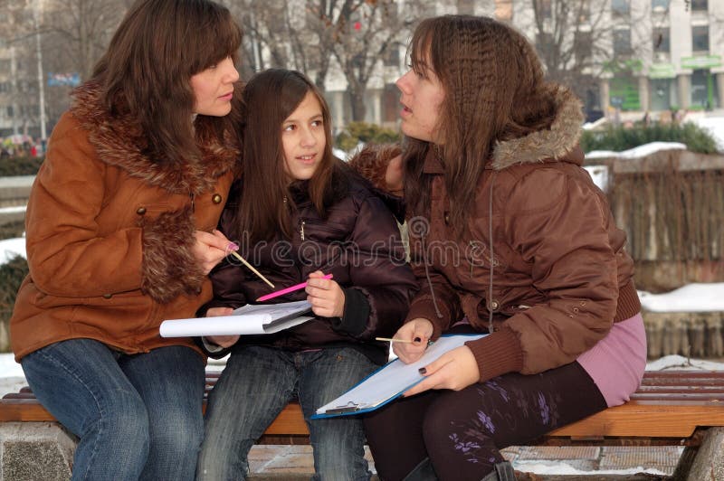 Madre che insegna alle sue figlie immagini stock libere da diritti Madre che insegna alle sue figlie immagini stock libere da diritti