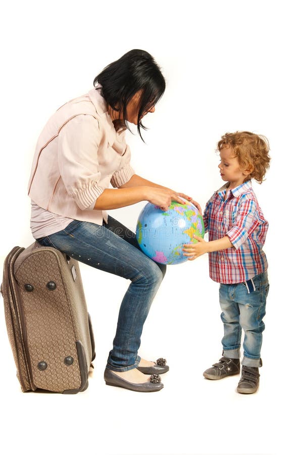 Madre che mostra suo figlio sul globo del mondo immagine stock libera da diritti