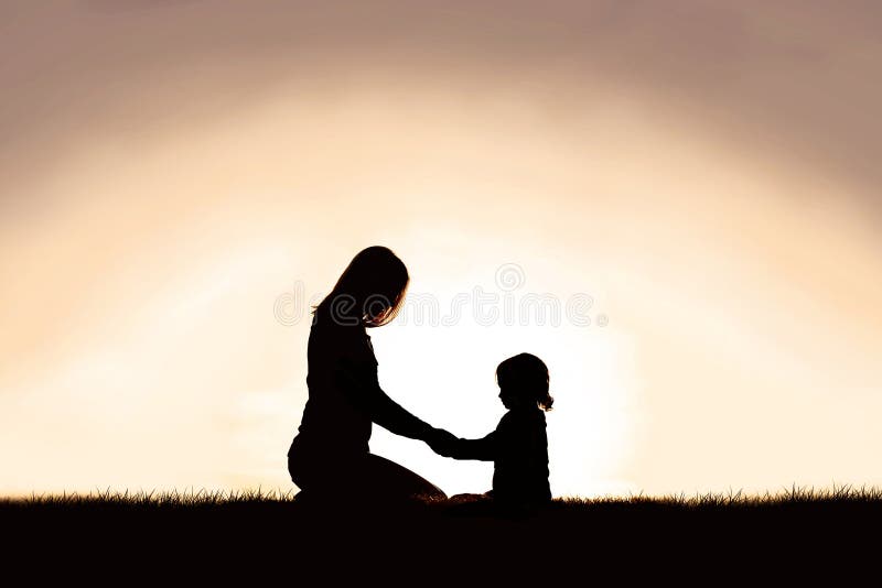 Madre che prega con il suo bambino fuori al tramonto fotografia stock libera da diritti
