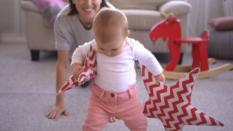 Madre con el amortiguador de la forma de la estrella del bebé que lleva almacen de metraje de vídeo