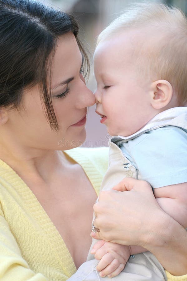 Madre con el bebé adorable - familia feliz imagen de archivo libre de regalías Madre con el bebé adorable - familia feliz imagen de archivo libre de regalías