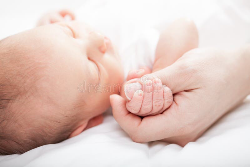 Madre con el bebé recién nacido Madre con el bebé recién nacido