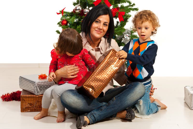 Madre con i bambini al Natale fotografia stock