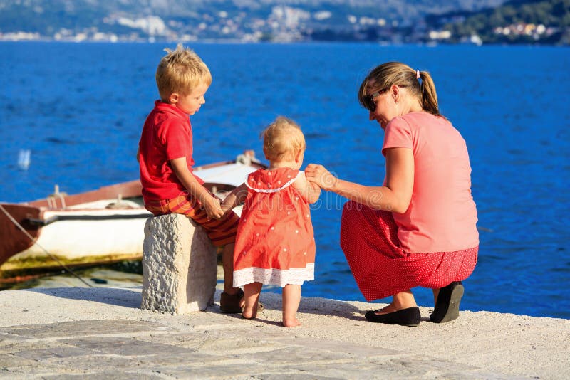 Madre con i bambini sulla vacanza del mare fotografie stock libere da diritti Madre con i bambini sulla vacanza del mare fotografie stock libere da diritti