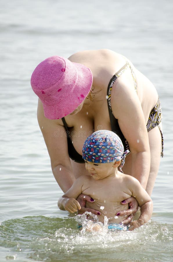 Madre con il figlio in mare immagini stock libere da diritti Madre con il figlio in mare immagini stock libere da diritti