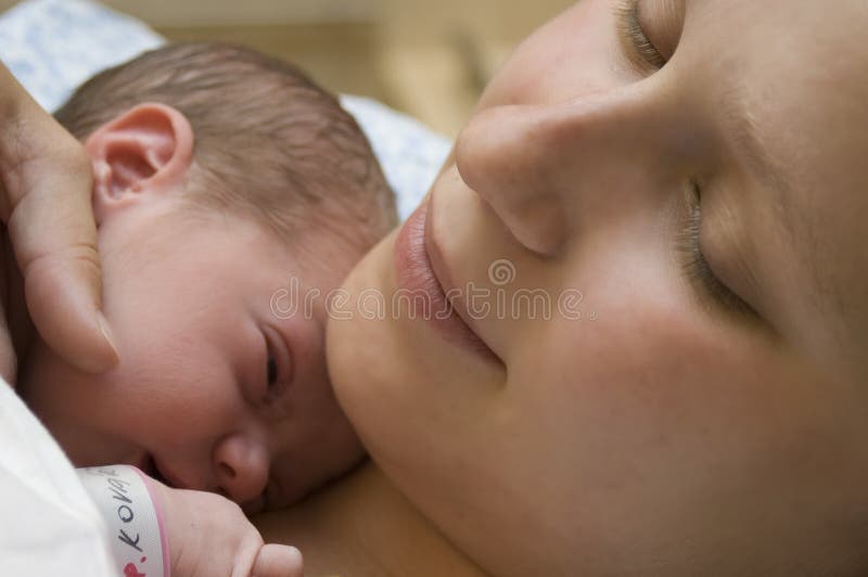 Madre con il suo bambino appena nato