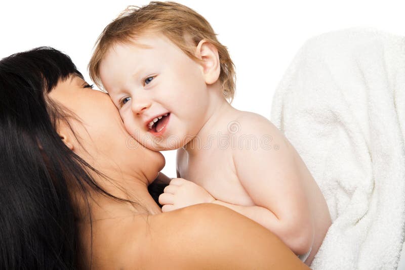 Madre con il suo bambino dopo il bagno in asciugamano bianco