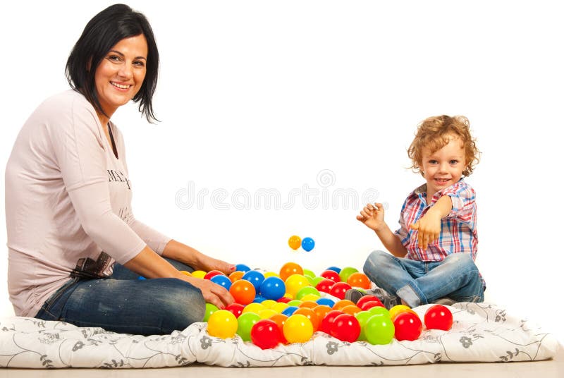 Madre con il suo gioco del figlio fotografie stock