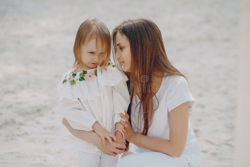 Download Madre con le figlie immagine stock. Immagine di godimento - 117976629