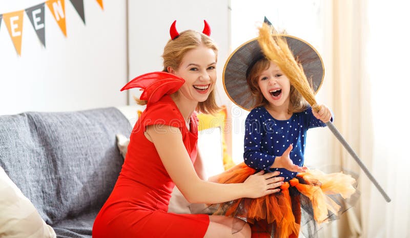 Madre de la familia e hija del niño que consigue lista para Halloween, fotografía de archivo libre de regalías Madre de la familia e hija del niño que consigue lista para Halloween, fotografía de archivo libre de regalías