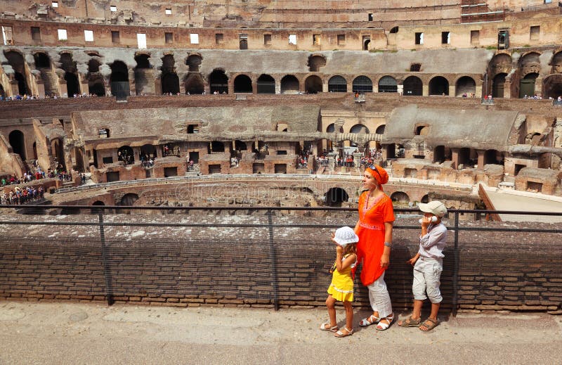 Madre e bambini, levantesi in piedi nel Colosseo fotografie stock Madre e bambini, levantesi in piedi nel Colosseo fotografie stock