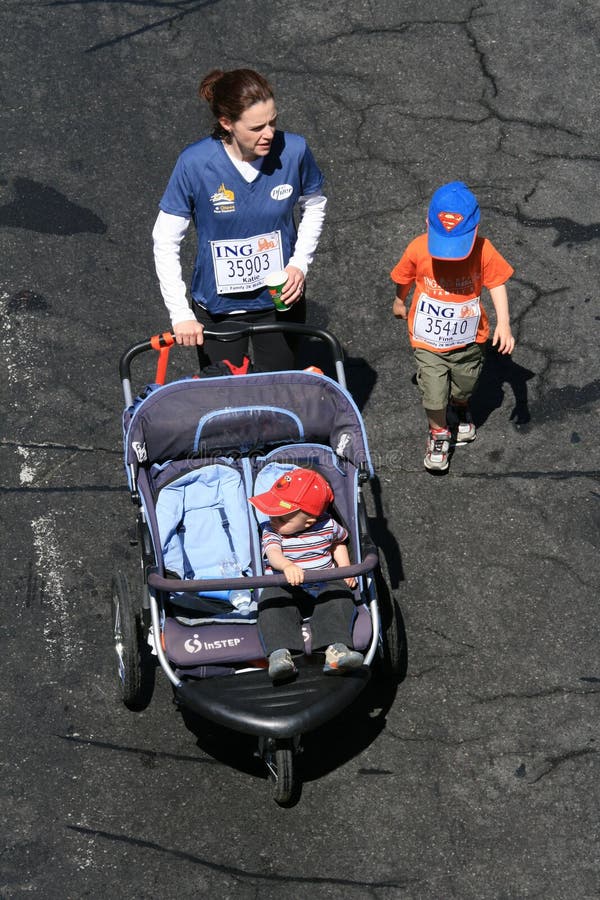 Madre e bambini nella maratona immagini stock Madre e bambini nella maratona immagini stock
