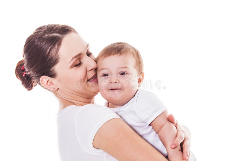 Madre e bambino adorabili su un fondo bianco fotografia stock libera da diritti Madre e bambino adorabili su un fondo bianco fotografia stock libera da diritti