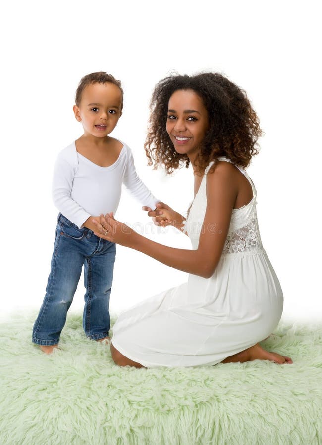 Madre e bambino africani sorridenti immagine stock libera da diritti Madre e bambino africani sorridenti immagine stock libera da diritti