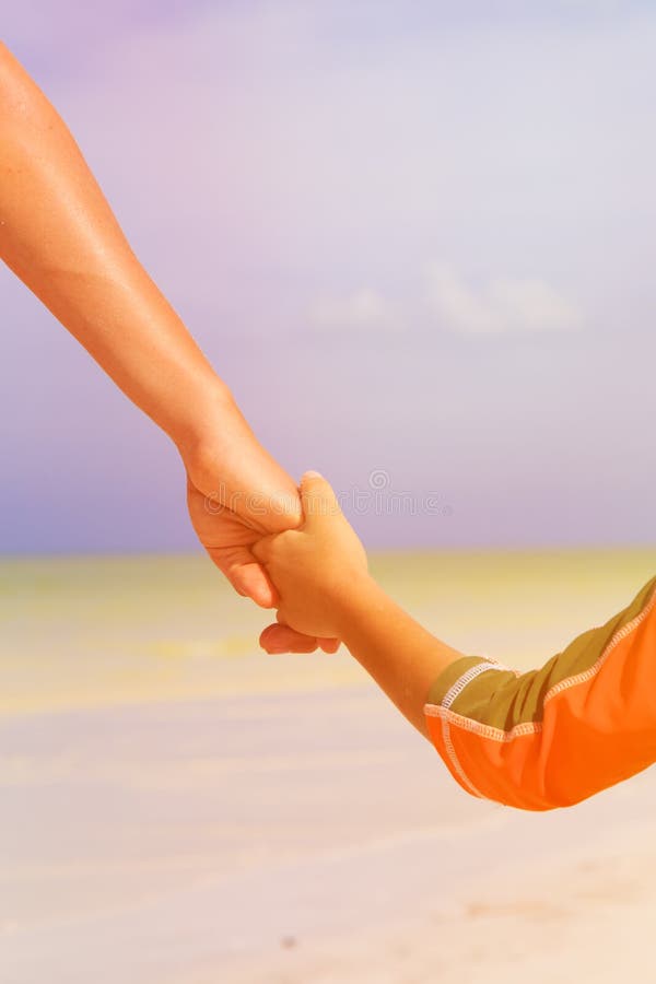 Madre E Bambino Che Si Tengono Per Mano Al Mare Fotografia Stock