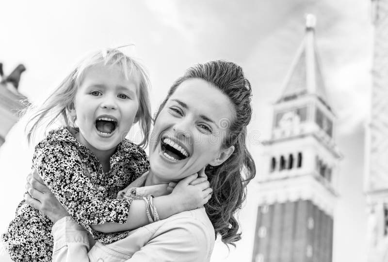 Madre e bambino felici contro il marco di campanile di san a Venezia, fotografia stock Madre e bambino felici contro il marco di campanile di san a Venezia, fotografia stock