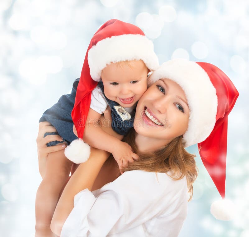 Madre e bambino felici della famiglia in cappelli di Natale fotografia stock Madre e bambino felici della famiglia in cappelli di Natale fotografia stock