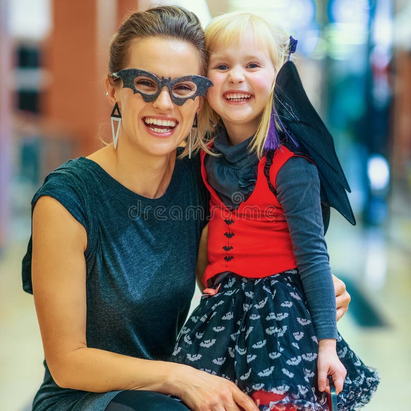 Madre e bambino moderni felici su Halloween al centro commerciale fotografia stock Madre e bambino moderni felici su Halloween al centro commerciale fotografia stock