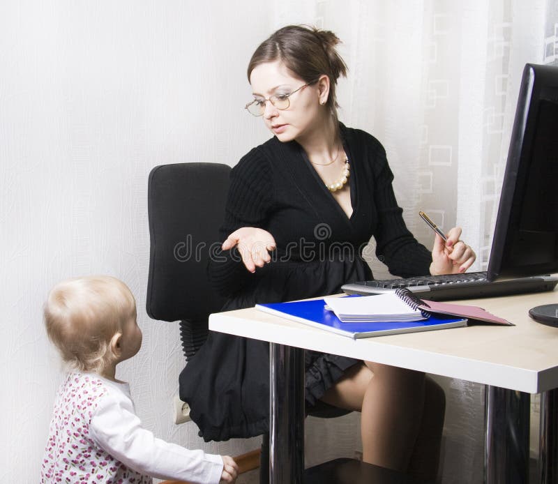 Madre e bambino occupati rigorosi immagine stock libera da diritti Madre e bambino occupati rigorosi immagine stock libera da diritti