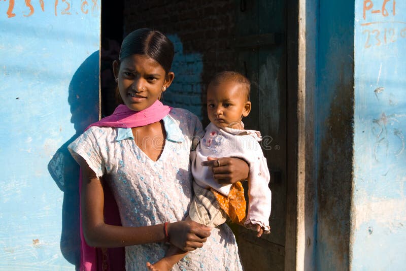 Madre e bambino, villaggio di Khajuraho, India. fotografia stock Madre e bambino, villaggio di Khajuraho, India. fotografia stock