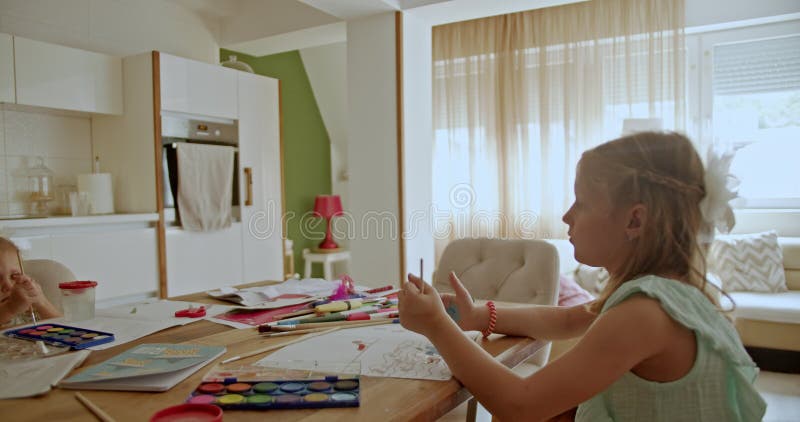 Madre e due figlie che dipingono a casa video d archivio
